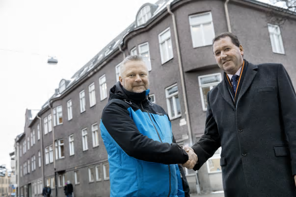 Per Wallstedt, vd Byggtema och Ulf Rohlén, vd &Ouml;rebrobostäder tar i hand efter beslut om försäljning av delar av kvarteret Ryttaren.