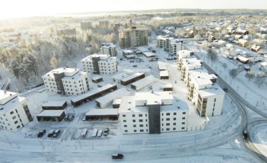 Brf Sandåkern 1 i Umeå, till vänster i bild, preliminärcertifierades 2014 enligt Miljöbyggnad och var det första projektet i Umeå att få en Miljöbyggnadscertifiering. Verifieringen skedde 2017.