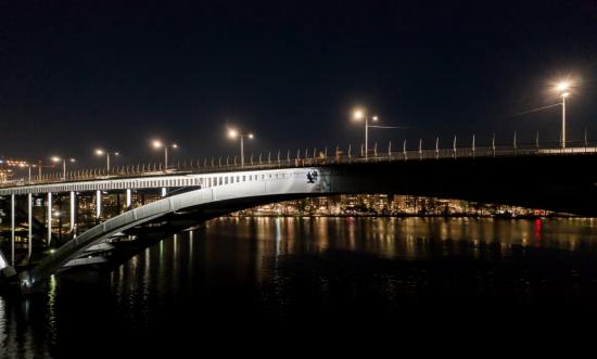 Ljussättning av Västerbron i Stockholm av Klätterservice AB.