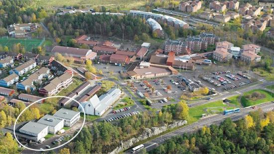 Flygvy över Furulunds centrum. På den inringade fastigheten planerar Ikano Bostad att bygga cirka 100 bostäder.