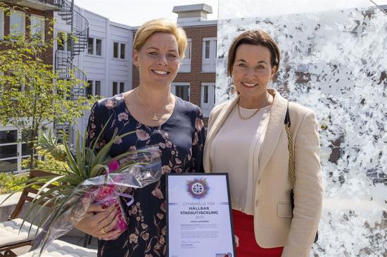 Annica &Aring;näs, vd Atrium Ljungberg (tv) tog emot Nacka kommuns utmärkelse Hållbar stadsutveckling som delades ut av kommunalrådet Cathrin Bergenstråhle (M).