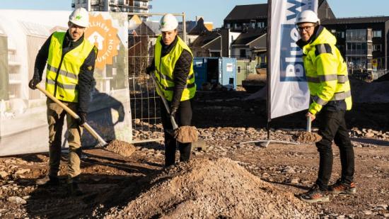 På bilden syns Mikael Möller, projektchef Willhem, Rikard Norström, nyproduktionschef Willhem samt Simon Danell, arbetschef entreprenad på Bluewall Construction.