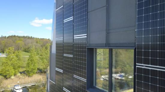 Plusenergihuset har 730 kvm solceller på tak och väggar, som ska generera lika mycket el som husen använder för värme, varmvatten och fastighetsel.