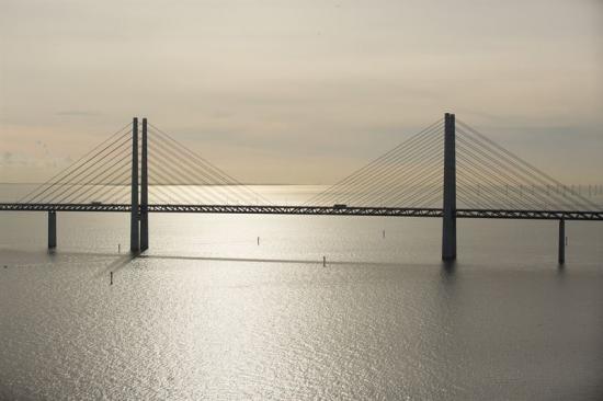 Stålkonstruktionen under &Oslash;resundsbrons vägbana, den zick-zack-formade delen, ska målas om. Vid den första etappen ska det målas från Peberholm till snedkablarna på den södra sidan.