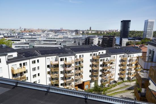 Förra året satte Stockholmshem upp nya soltak i Skärholmen, Norra Djurgårdsstaden, Hammarby Sjöstad, Skarpnäck, Hökarängen, &Aring;rstadal (bilden) och &Auml;lvsjö – totalt 2 475 kvadratmeter!