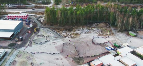 Mänsklig formation utgör konturerna av Hammarlundens nya skola.