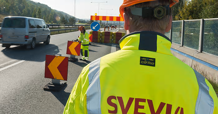 Svevia bygger om väg 40 för bättre trafiksäkerhet. En utmaning i projektet är att leda om den intensiva pendeltrafiken.