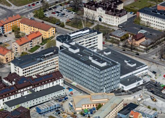 &Ouml;versikt över hela Söderjukhuset med de nya byggnaderna på plats. Husens karaktär bygger vidare på Södersjukhusets ursprungliga arkitektur och den västra sidan av sjukhuset får ökad stadskänsla och fler gröna ytor.