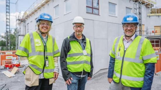 Hanna Gregeby, biträdande förvaltningschef, Björn Wiklund, projektchef, och Henrik &Ouml;rneblad, vd på Huddinge Samhällsfastigheter vid om- och tillbyggnadsprojektet Stensängsskolan.