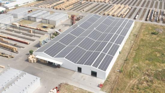 Solceller på taket på fabriken i Spacva, Kroatien.