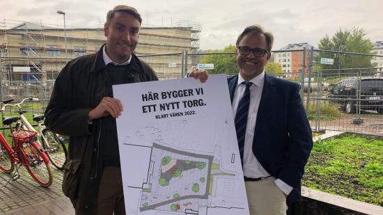 Erik Nilsson (KD) och Niklas Wikström (L) på dagens pressträff för nya Våxnäs torg.