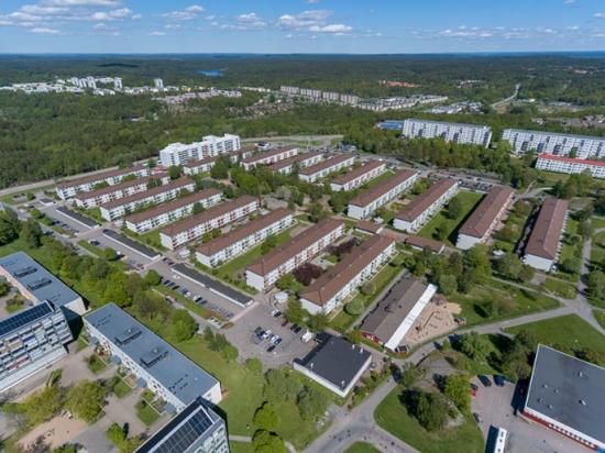 Solhus 5 innebär att 8 av 17 hus på Saffransgatan och Timjansgatan i Norra Gårdsten ska få solceller på taken.