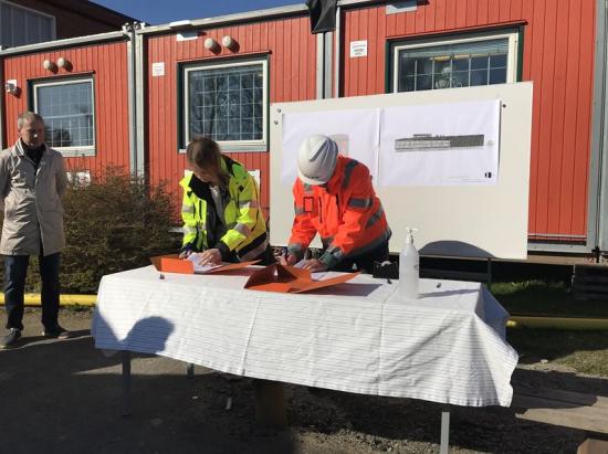 Lina Cavallin och Stellan Haraldsson vid kontraktsskrivning.