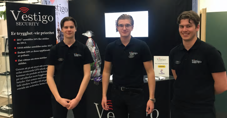 Från vänster: Jonatan Lund, William Strandberg och Victor Stenström på &Auml;lvsjö-mässan för ungt företagande.