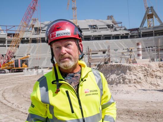 Johan Lindholm under arbetsplatsinspektion på Lusail Stadium i Qatar.