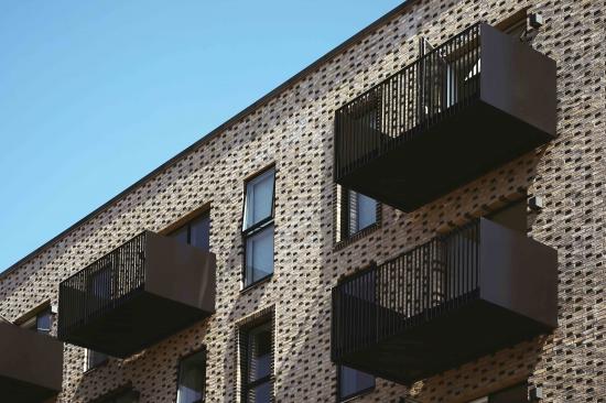 Inspirationen till våningsbygget ”Iris Hus” i Köpenhamns gröna stadsdel har hämtats från den norditalienska staden San Gimignano, där takspiror och tunga tegelblock uppgår i symbios runt den sydeuropeiska stadens inre rum.