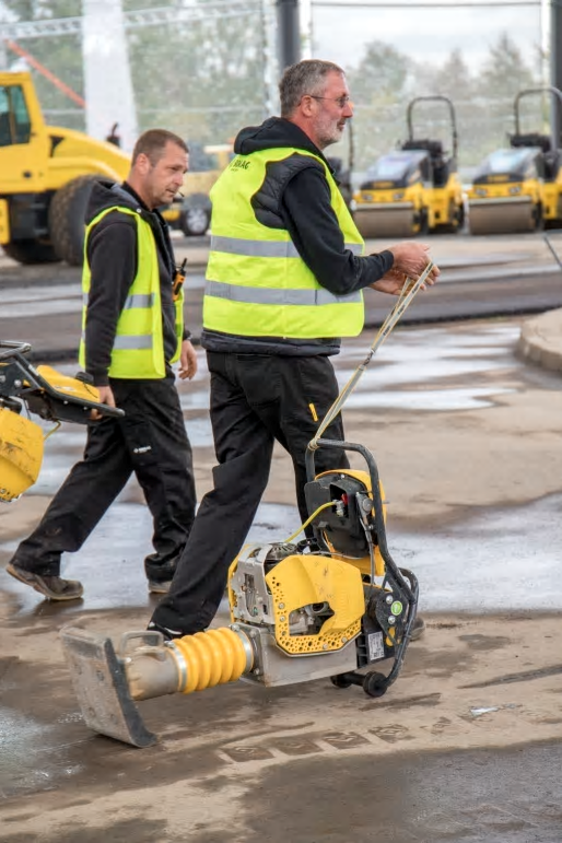 Som att gå ut med hunden. I liggande läge med motorn igång förflyttar sig BT 60 av egen kraft och 58-kilosstampen är därmed väldigt enkel att få med sig.