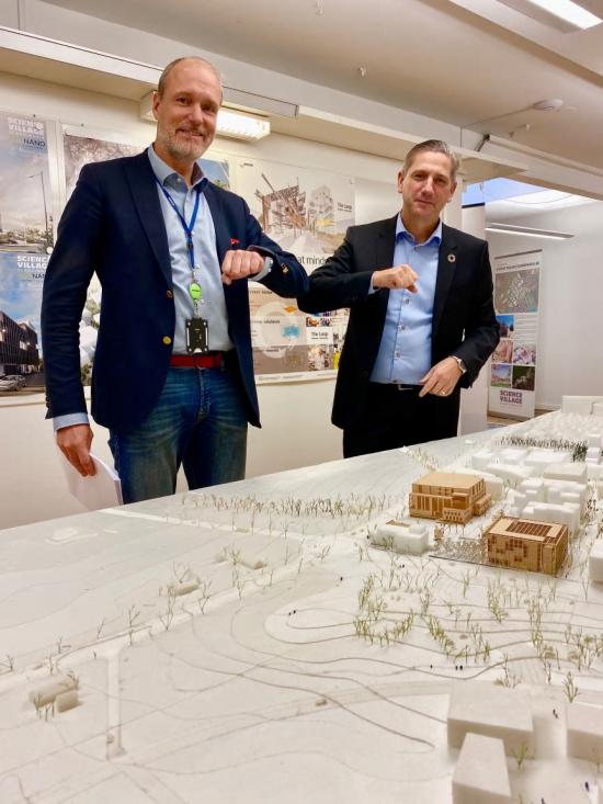 Hans Fransson, projektutvecklare, Skanska Sverige och Christian Lindfors, vd för Science Village Scandinavia AB, efter avtalet signerats.