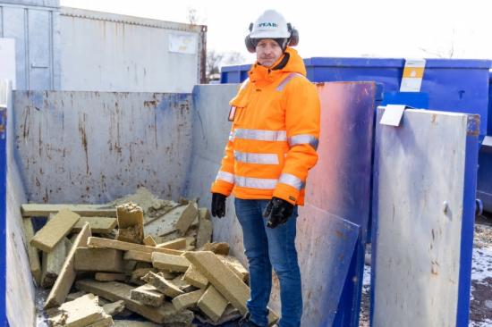 Johannes Larsson granskar containern med stenull som ska återvinnas.