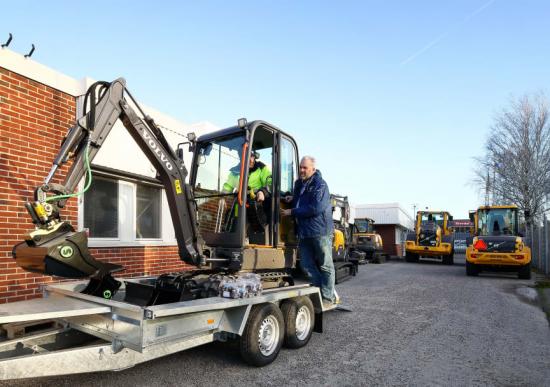 Volvo EC18E, paket med skopsats och maskinsläp.