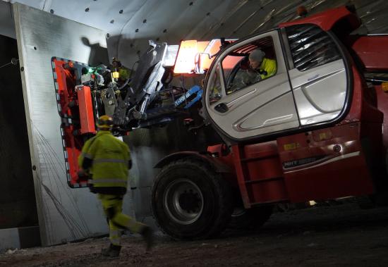 Installation med inklädnad av 7800 stycken betongelement med måtten 3 x 5 meter.