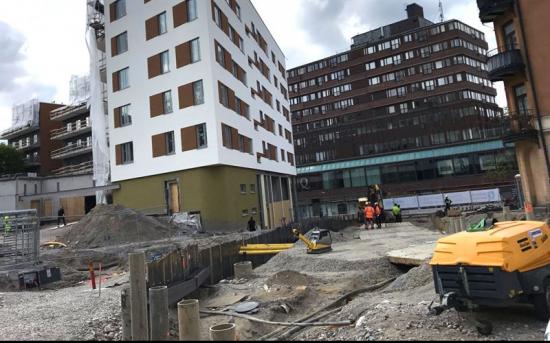 Byggarbetsplats i maj 2020, som visar den kommande tunneln in i Kringlangaraget samt Kanaltorget som ska byggas ovanpå tunneln. Fotot taget från Västra Kanalgatan, där Kringlanhuset syns i bakgrunden.