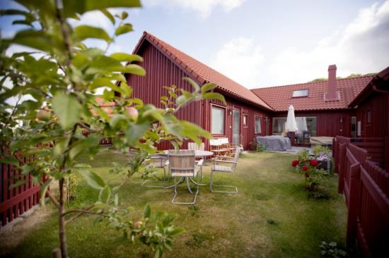 De traditionellt röda husen i Kullavik, med modern touch tar hem arkitekturpris i Kungsbacka kommun.