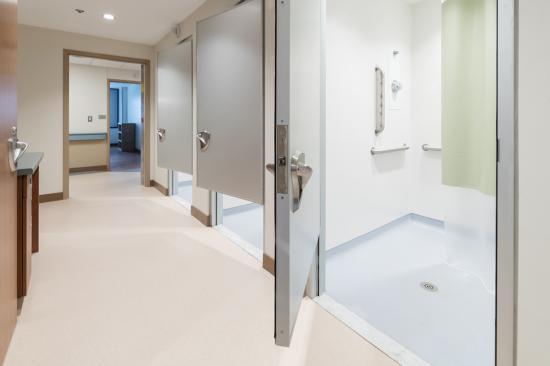 Rockville Hospital (Behavioural Health Unit), Connecticut, USA, använder en kombination av väggsystemet Altro Whiterock och stegsäkra Altro Aquarius som både är lätt att rengöra och reducerar halkrisken till en på miljonen genom hela golvets livstid.