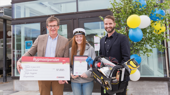 På bilden: Mats Spolander (rektor Dragonskolan), Maja Haggren och Petter Arvidsson (platschef Bygma Umeå).