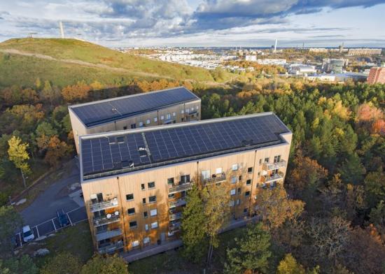 På bilden syns Kvarteret Taklampan i Stockholm som har solceller på taket och som fick föreningen Svensk Solenergis hedersomnämnande ”&Aring;rets anläggning 2017”.