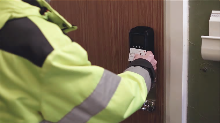 ID06 Smartlås monteras på kundens dörr. Därefter låser hantverkaren upp dörren med sitt ID06-kort.