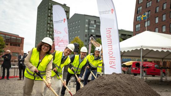 Ulrika Nyström, regionchef Riksbyggen, Hampus Magnusson, kommunalråd, Mårten Lilja, vice vd Riksbyggen och Markus Brink, vd Brixly.