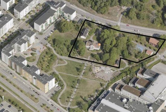 Fastigheten är innanför den svarta markeringen.