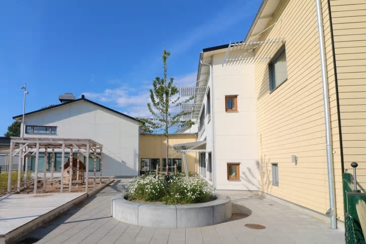Kareby förskola i Kungälv blev klar 2019. Extra brandsäker fasad med fibercementskivor monterade på stålläkt.