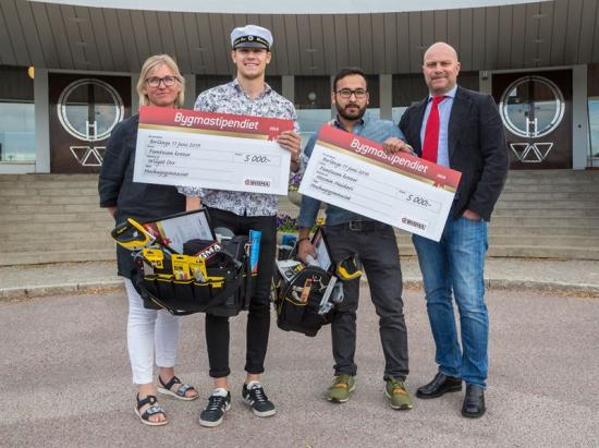 På bilden: Anna Torssander (rektor Hushagsgymnasiet), Wilgot Orr, Hossein Haidari och Niclas Ericsson (platschef Bygma Borlänge).