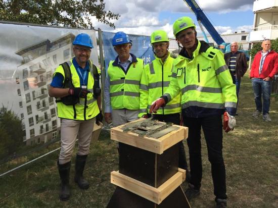 I samband med byggstart gjordes en symbolisk första gjutning där representanter från Ystadbostäder och NCC tillsammans gjöt en grill.