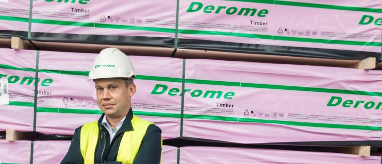 Varje månad säljer Derome tusentals virkespaket till kunder i Sverige och världen och för varje rosaklätt virkespaket sker en donation till Bröstcancerförbundet.