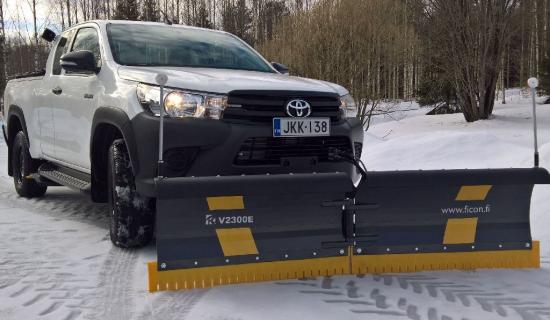 FC V2300E är en lätt och slitstark ledad snöplog för pickup, vars vingar går att röra på separat för att kunna rikta vingarna efter behov. Sanbbinfästningen gör plogens fast- och lösgöring snabb och lätt.