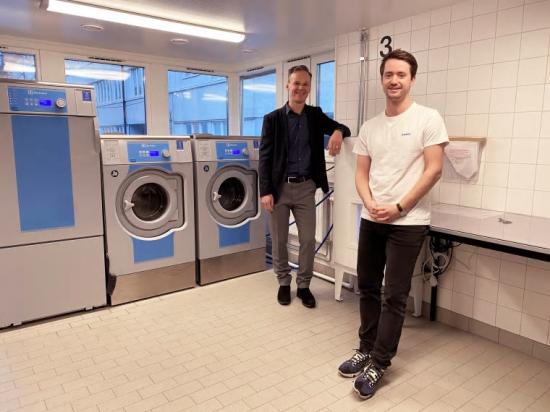 Per Limdal och Robin Griffiths i tvättstugan på Pennygången, där det pågår en testpilot för att se hur tvättningen kan bli mer resurseffektiv och miljövänligare, genom att installera en mimbox.