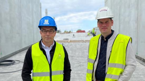 Nedo Sever, verksamhetsutvecklare på Jönköpings Kommuns Fastighetsutveckling och Rickard Wackt, projektchef på Gärahovs Bygg står vid rampen som kommer leda upp till det 8 våningar högt parkeringshuset.