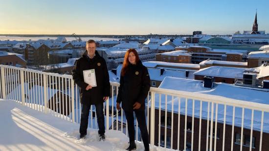 Markus Lind, projektledare HSB ProjektPartner och Nea Goldkuhl, hållbarhetsansvarig HSB Norr på plats vid HSB brf Norrskenet i Luleå.