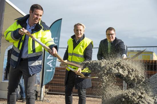 Det första spadtaget togs av Magnus Björkander, vd på Wästbygg Projektutveckling, Claes Malmkvist, vd på Lansa Fastigheter och Fredrik Ljunghill (M), kommunalråd med samordningsansvar för plan- och byggfrågor.