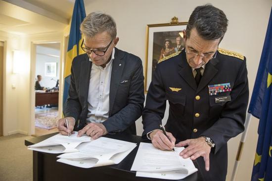 Ola Månsson, vd Installatörsföretagen och Micael Bydén, överbefälhavare för Försvarsmakten
