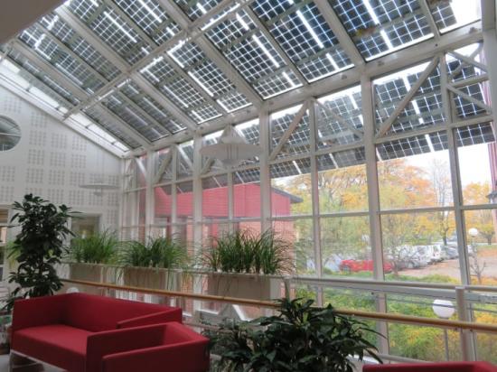 Solcellsanläggningen på WSPs kontor i &Ouml;rebro ger både egen solel och solavskärmning.