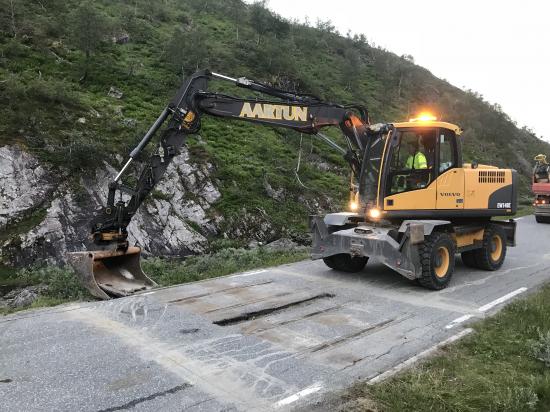 Lonbakkens färistar är enkla att montera, men det kan behövas en hjälpande arm när det ska grävas för fundament.