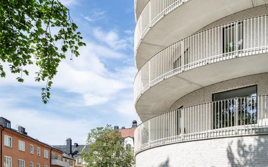 Byggherre är Stockholms Kooperativa Bostadsförening och arkitekt är Wingårdhs.