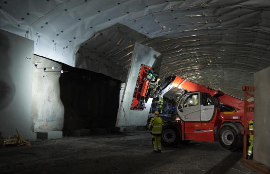 Betongelementen lyfts med vacum och väger ungefär 6 ton.