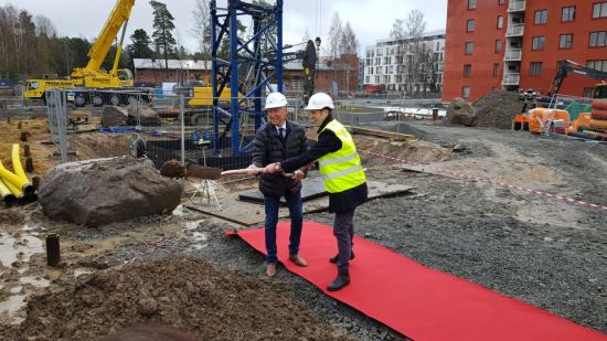 Erik Pelling (S), ordförande mark-och exploateringsutskottet och Hans Wallenstam, VD Wallenstam, tar tillsammans första spadtaget.