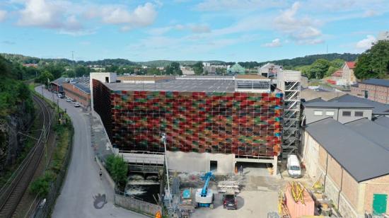 Bolag inom Soltechkoncernen ligger bakom konstruktionen av den nästan 900 kvadratmeter stora färgglada solcellsfasaden till garaget i Mölnlycke Fabriker.
