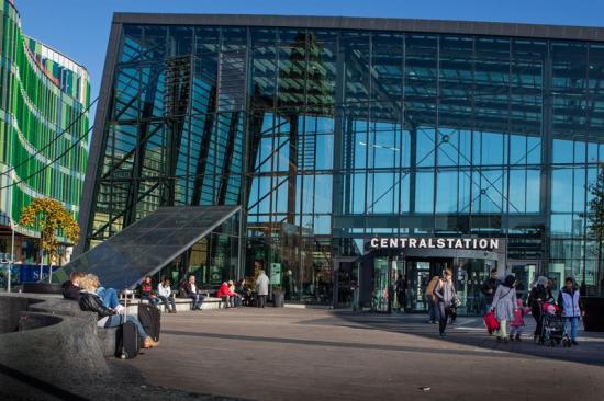 Glashallen på Malmö Centralstation får ett stort byggplank prytt med graffiti.